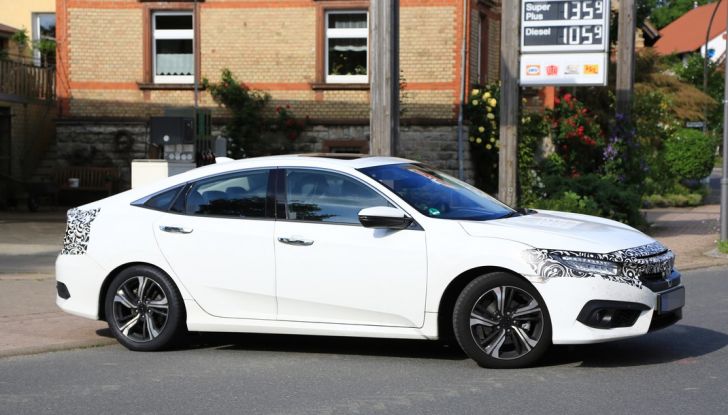 Nuova Honda Civic Sedan, foto spia, laterale.