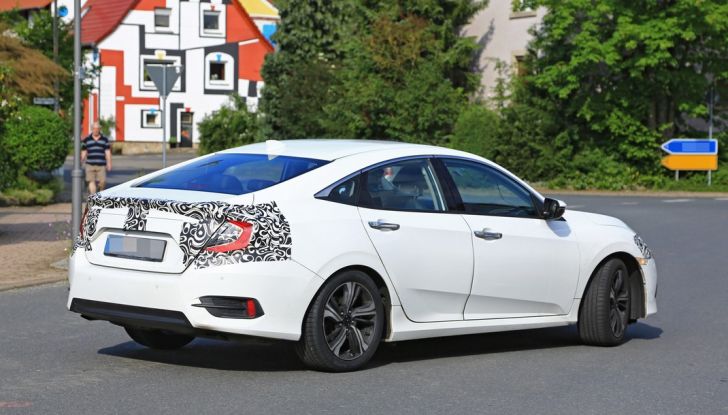 Nuova Honda Civic Sedan, foto spia, posteriore laterale.