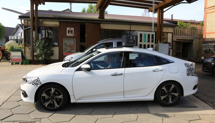 Nuova Honda Civic Sedan, foto spia, laterale.
