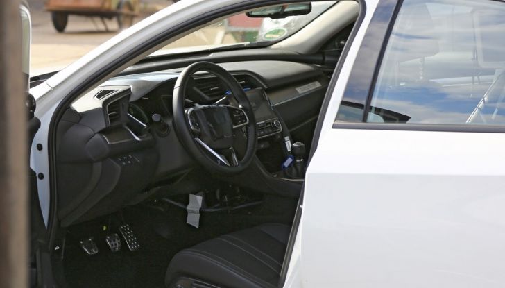 Nuova Honda Civic Sedan, foto spia porta aperta lato guida.