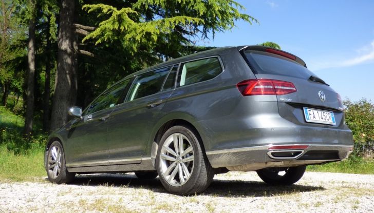 Volkswagen Passat Variant BiTdi da 240CV: la prova della wagon da corsa - Foto 21 di 29
