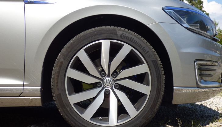 Volkswagen Passat GTE Variant: prova su strada e informazioni - Foto 11 di 30