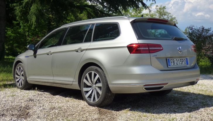 Volkswagen Passat GTE Variant: prova su strada e informazioni - Foto 24 di 30