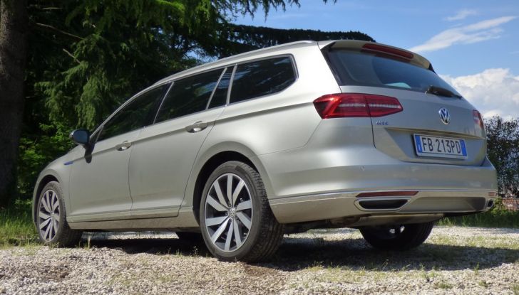 Volkswagen Passat GTE Variant: prova su strada e informazioni - Foto 27 di 30