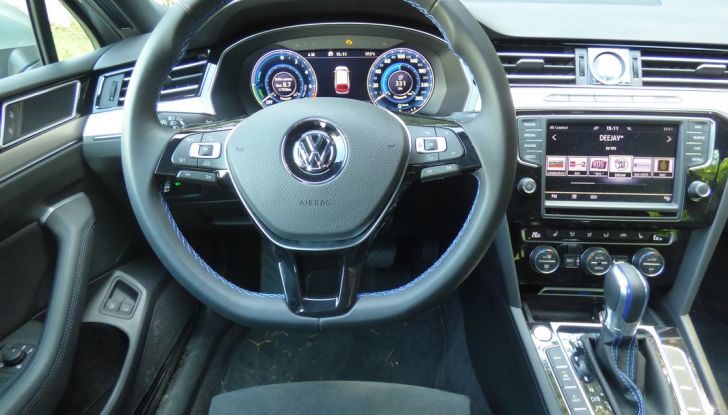 Volkswagen Passat GTE Variant: prova su strada e informazioni - Foto 25 di 30