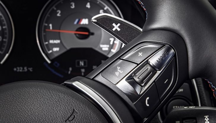 bmw m2 prova su strada dettaglio interno