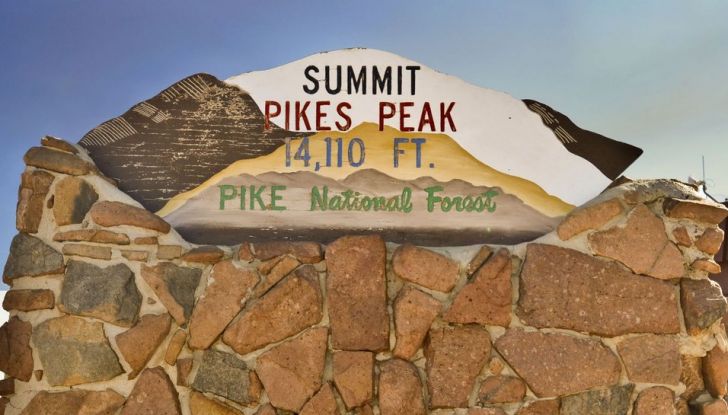 Tesla R45, la supercar elettrica in versione rendering - Foto 5 di 9