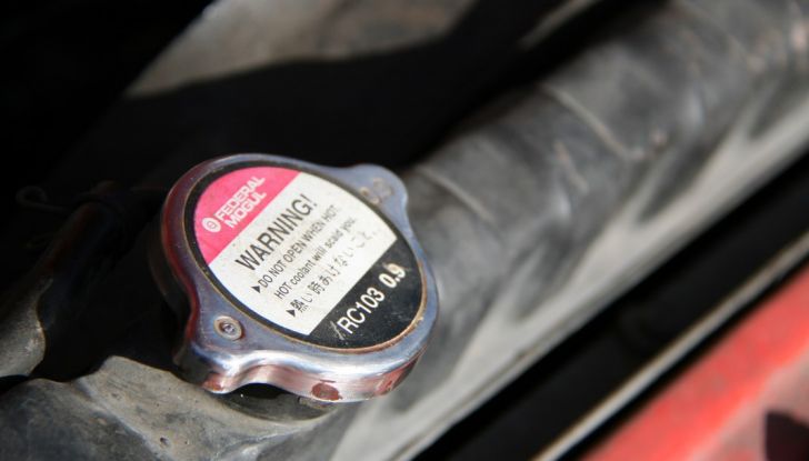 Come evitare che il motore dell’auto si surriscaldi: manutenzione del radiatore - Foto 2 di 7