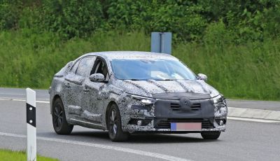 Renault Megane Sedan 2017: le foto spia del prototipo