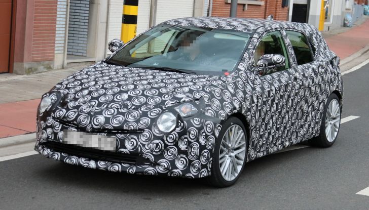 Toyota Auris, prime foto spia della nuova generazione - Foto 2 di 7