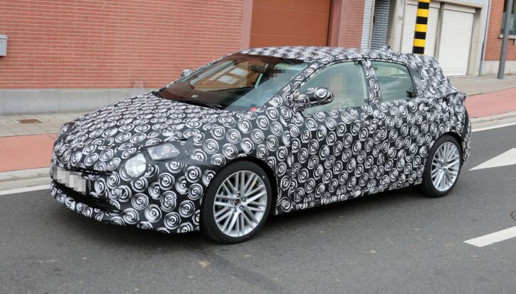 Toyota Auris, prime foto spia della nuova generazione - Foto 1 di 7