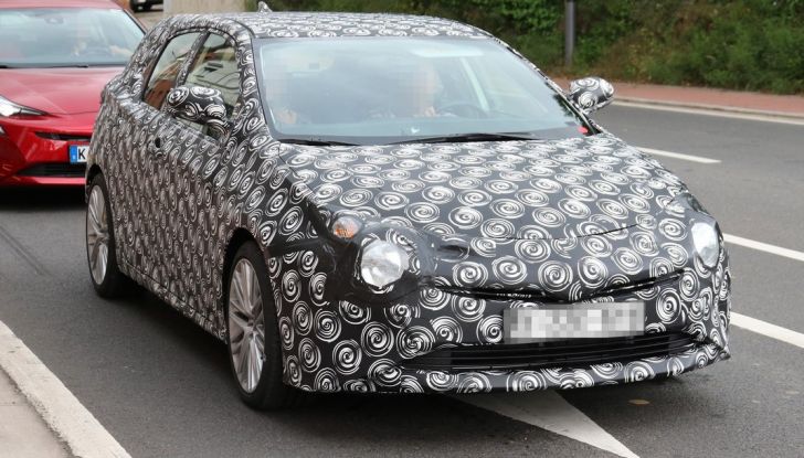 Toyota Auris, prime foto spia della nuova generazione - Foto 6 di 7
