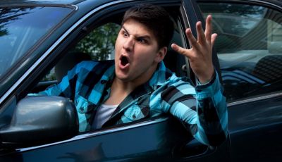 Parcheggiare troppo vicino a un’auto può essere reato di violenza privata