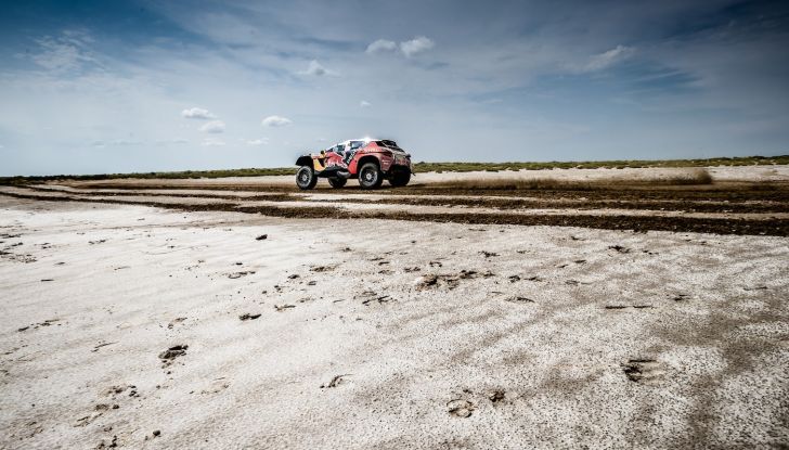 Silk Way Rally, Peugeot in testa prima della pausa - Foto 4 di 4