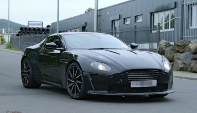 Aston Martin Vanquish S 2017, le prime foto al Nurburgring