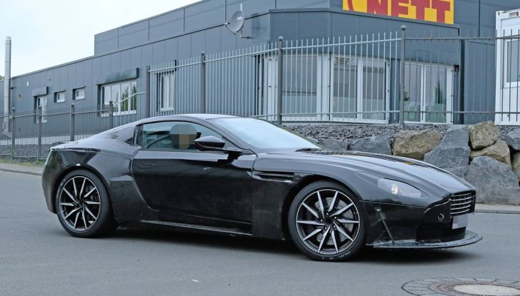 Aston Martin Vanquish S 2017, le prime foto al Nurburgring - Foto 2 di 11