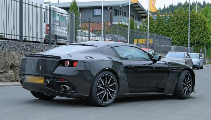 Aston Martin Vanquish S 2017, le prime foto al Nurburgring - Foto 4 di 11