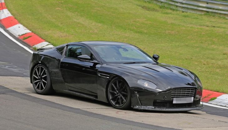 Aston Martin Vanquish S 2017, le prime foto al Nurburgring - Foto 7 di 11