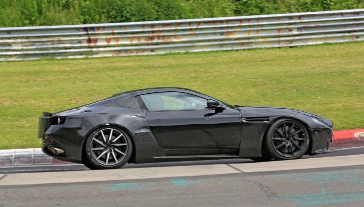 Aston Martin Vanquish S 2017, le prime foto al Nurburgring - Foto 9 di 11