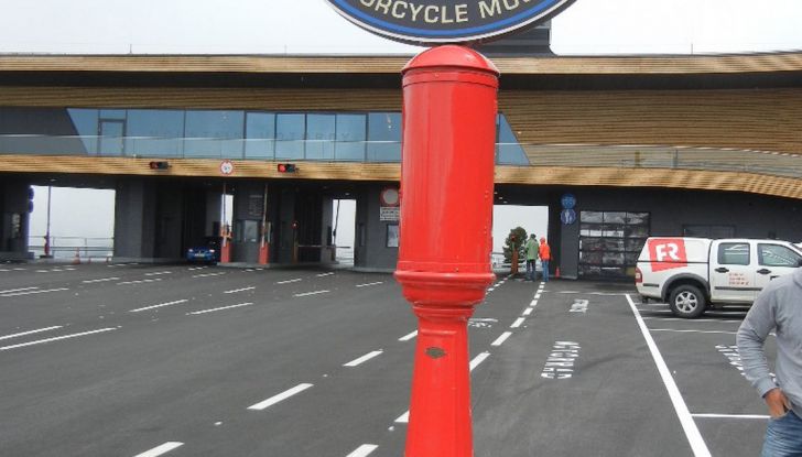 r8 audi prova su strada