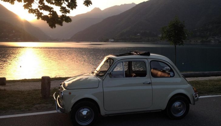 Fiat 500, vista laterale su strada.