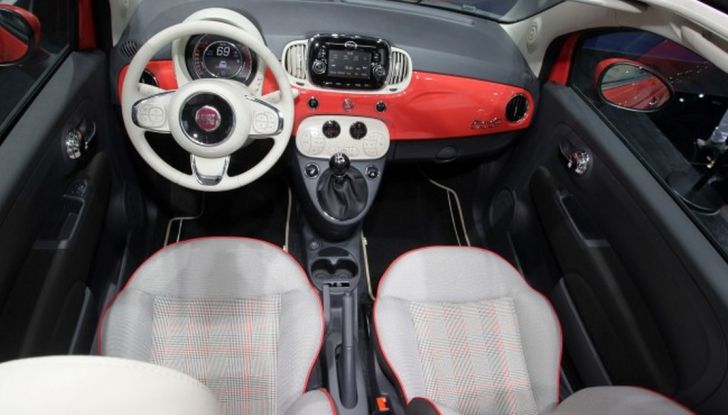 Fiat 500, interno dall'alto.