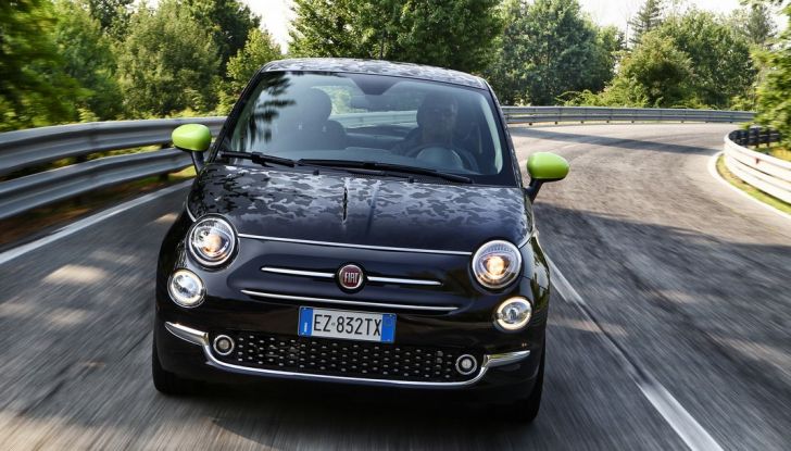 Fiat 500, in movimento su strada fuori città.