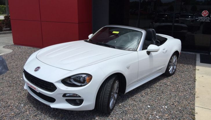 Fiat 124 spider vista 3/4 anteriore dall'alto