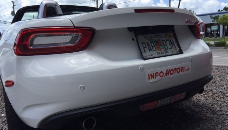 Fiat 124 spider posteriore dal basso