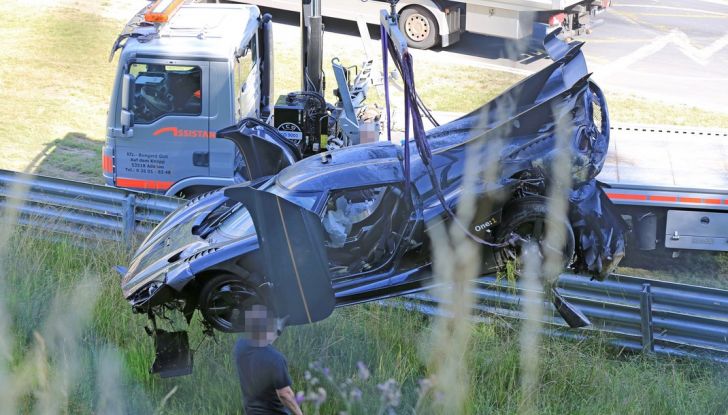 Koenigsegg One:1, ecco le foto spia dell’incidente al Nurburgring - Foto 17 di 25