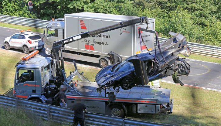Koenigsegg One:1, ecco le foto spia dell’incidente al Nurburgring - Foto 21 di 25