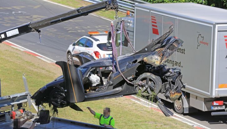 Koenigsegg One:1, ecco le foto spia dell’incidente al Nurburgring - Foto 22 di 25