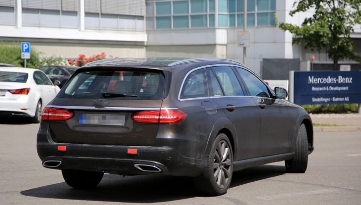 Mercedes Benz Classe E All Terrain: le prime foto spia - Foto 10 di 21