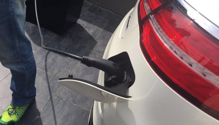 Mercedes GLC Coupè prova su strada, prezzi e allestimenti - Foto 26 di 27