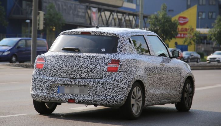 Suzuki Swift prime foto spia dei collaudi della nuova generazione - Foto 7 di 27