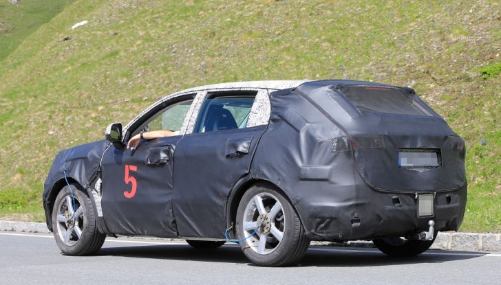 Geely SUV compatto, prime foto spia del modello del produttore cinese - Foto 11 di 12