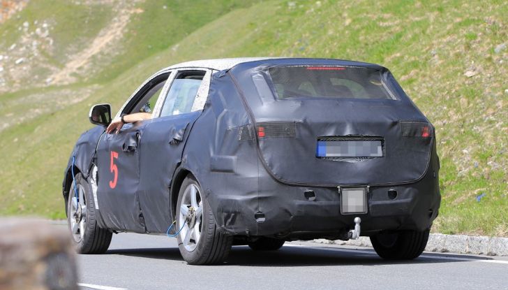 Geely SUV compatto, prime foto spia del modello del produttore cinese - Foto 12 di 12