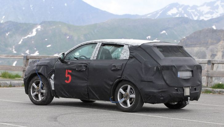 Geely SUV compatto, prime foto spia del modello del produttore cinese - Foto 6 di 12