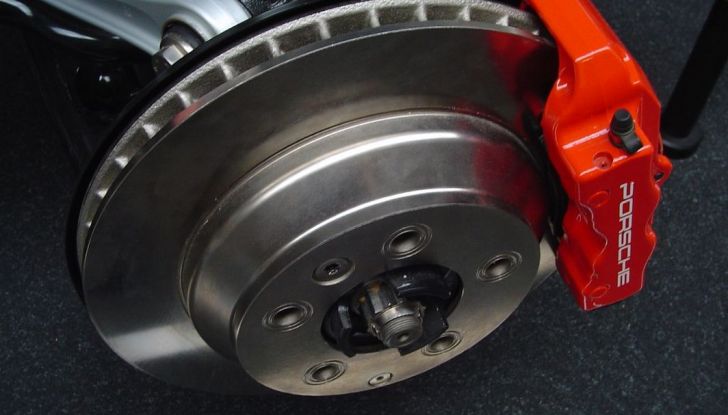 Come controllare e sostituire il liquido dei freni dell’auto - Foto 2 di 9