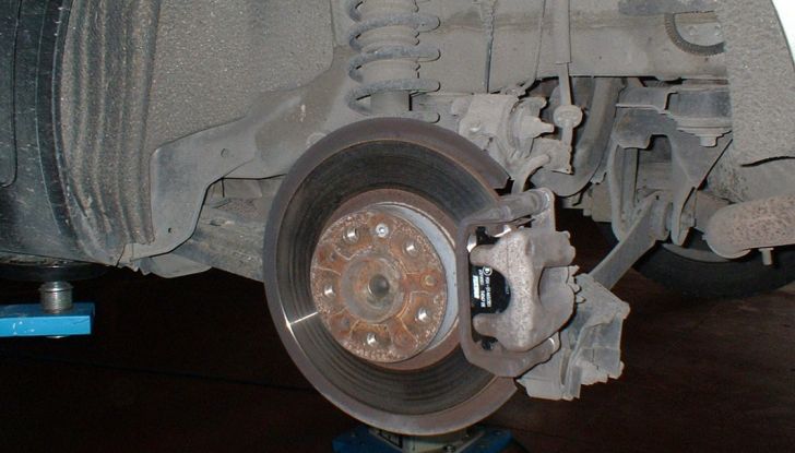 Come controllare e sostituire il liquido dei freni dell’auto - Foto 6 di 9