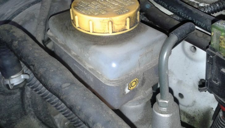Come controllare e sostituire il liquido dei freni dell’auto - Foto 7 di 9