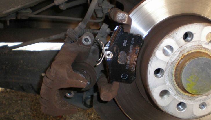 Come controllare e sostituire il liquido dei freni dell’auto - Foto 9 di 9