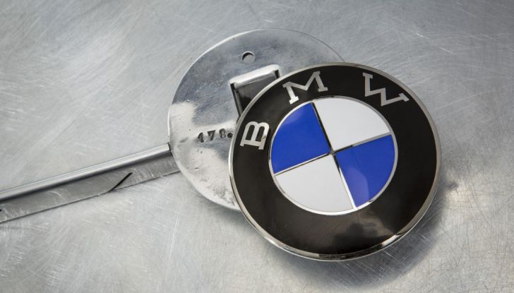 La BMW 507 di Elvis Presley riprende vita a Pebble Beach - Foto 17 di 27