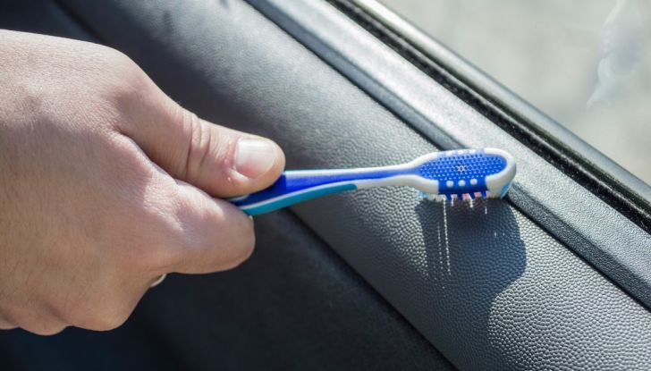 Come pulire le plastiche dell’auto - Foto 3 di 8