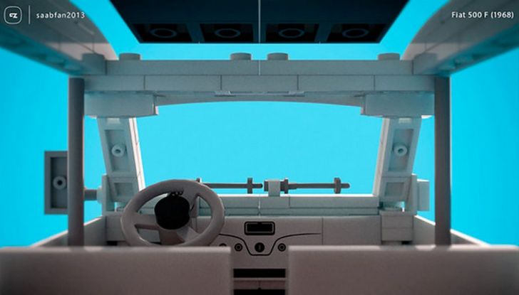 Fiat 500 con mattoncini LEGO, modellino ripreso dall'interno.
