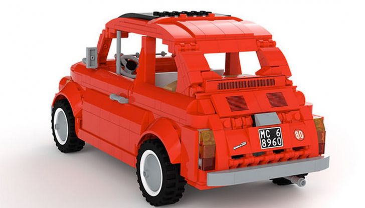 Fiat 500 in mattoncini LEGO, vista 3/4 posteriore laterale sinistra.