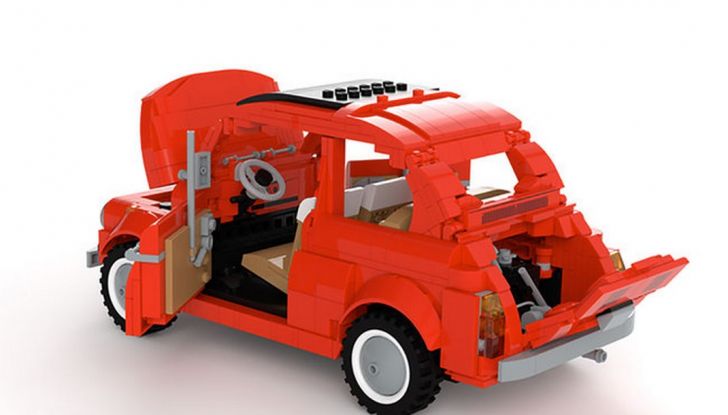Fiat 500 in mattoncini LEGO, vista 3/4 posteriore laterale con cofani e porte aperte.