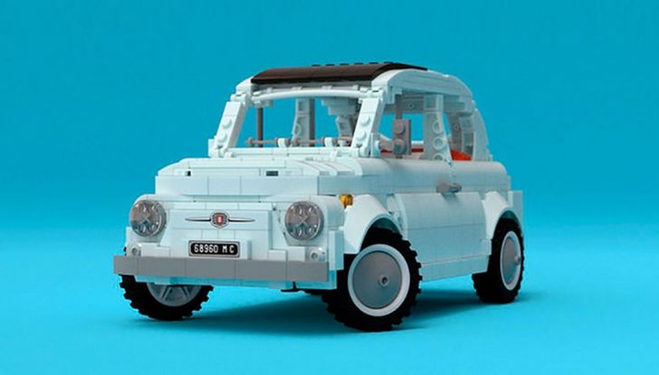Fiat 500 in mattoncini LEGO, vista 3/4 anteriore laterale.