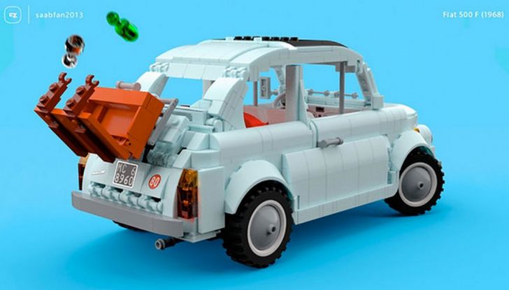 Fiat 500 in mattoncini LEGO, vista 3/4 posteriore laterale.