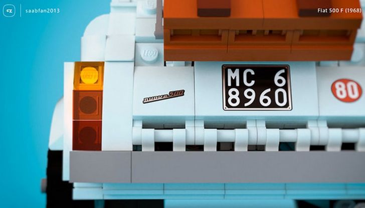 Fiat 500 in mattoncini LEGO, vista posteriore con dettaglio su targa.